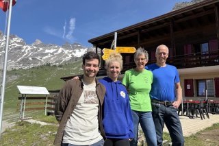 Damien Marclay, Romane Buxtorf, Fabienne Marclay et Nicolas Marclay devant l'Auberge de Salanfe.